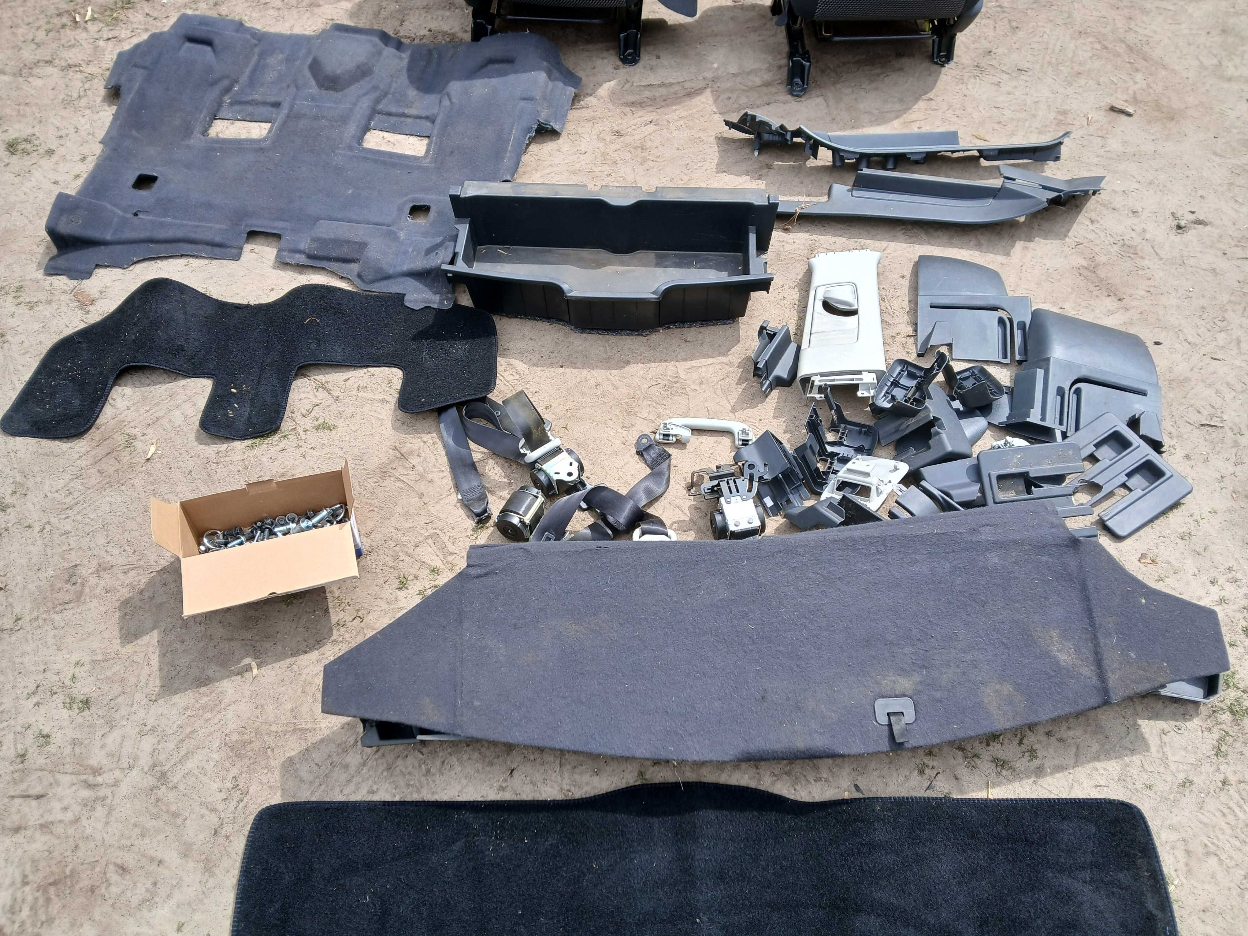 Fotele siedzenia 7 osob przekladka van pasy itp Toyota Verso 09-18