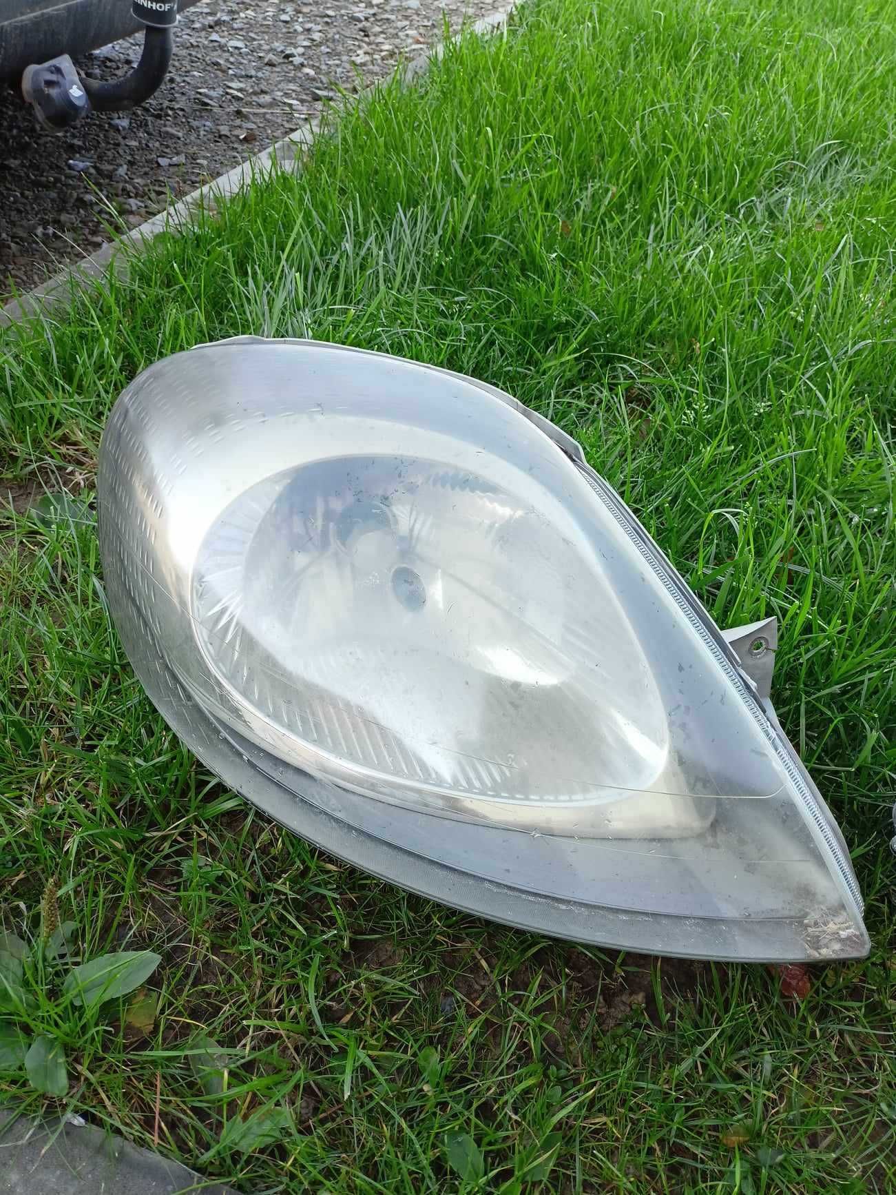 Lampy przód Opel Vivaro 2003