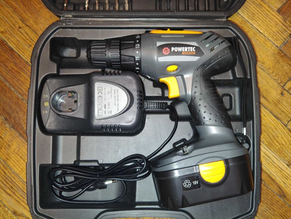 Шуруповерт  Powertec в кейсе с набором бит и свёрл
