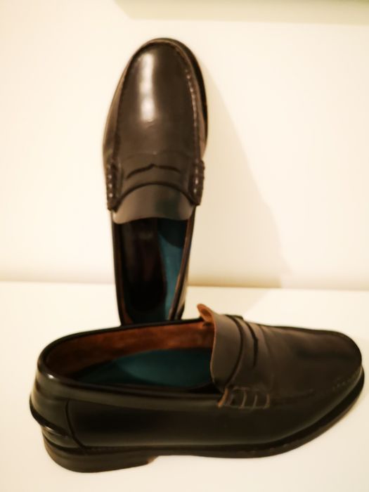 Sapatos Mocassin pretos em couro