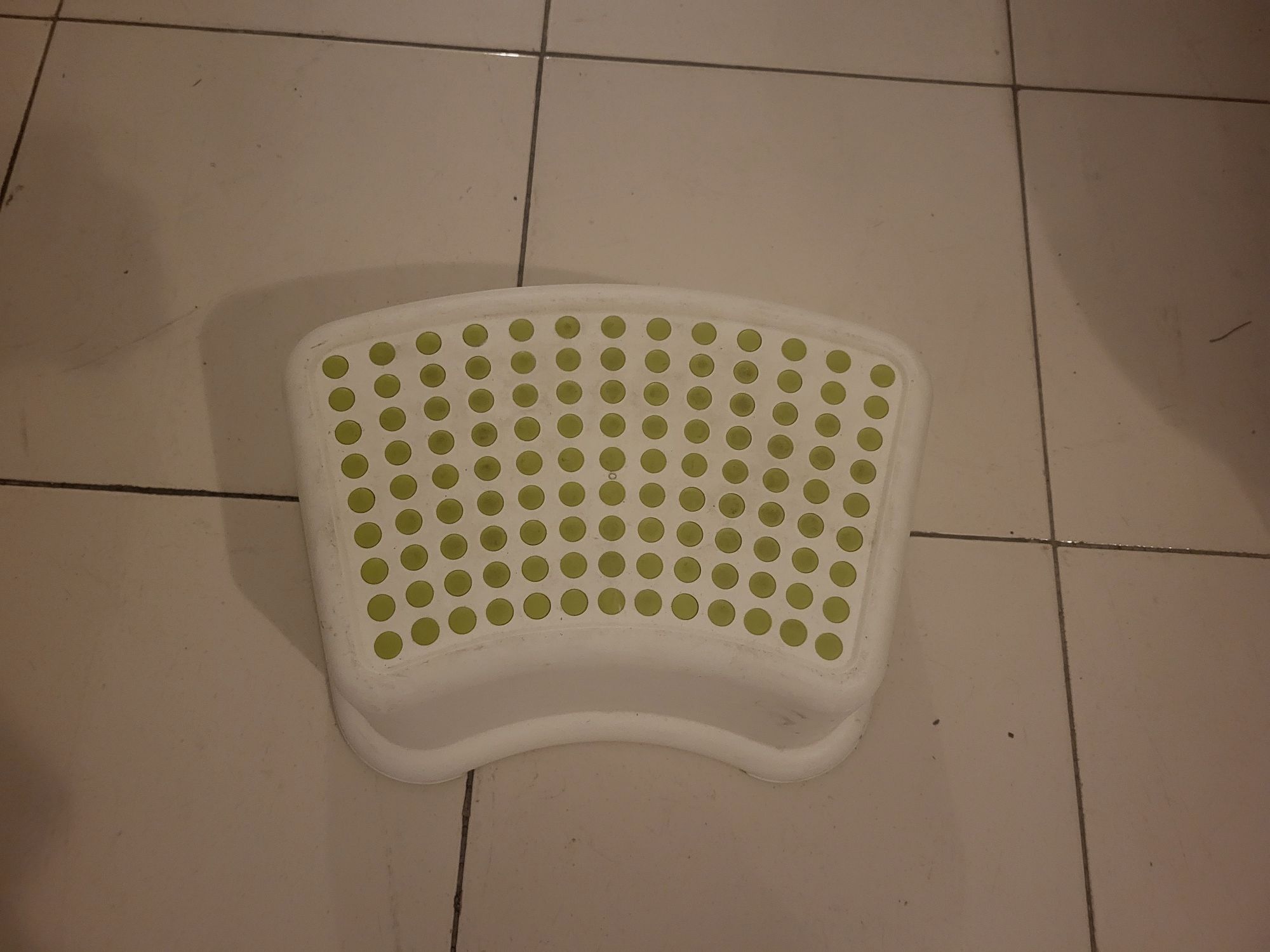 Banco degrau Ikea em verde.