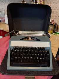 Пишущая машинка переносная в футляре сделано в СССР