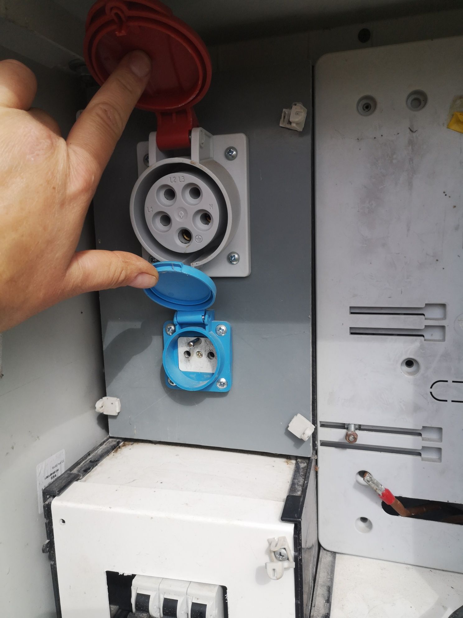 Skrzynka elektryczna budowlana