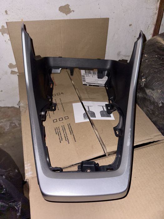 Накладка на центральну консоль RAV4 2019