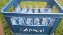 Skrzynka z butelkami pepsi