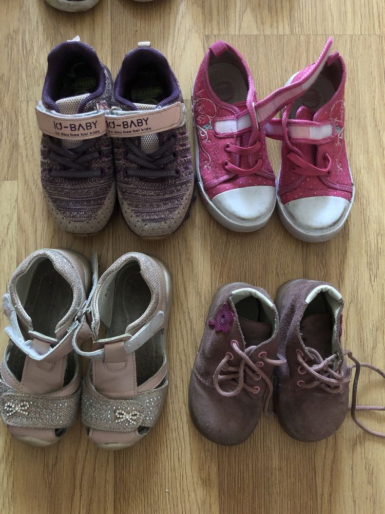 Взуття для дівчинки крокси тапки кеди босоніжки ботінки кросівки туфлі