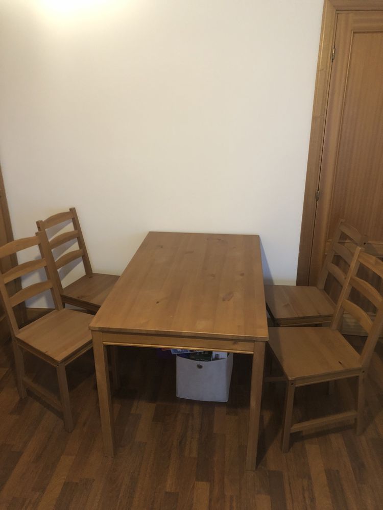 Mesa e cadeiras IKEA