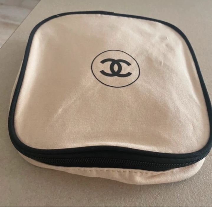 Chanel beauty kosmetyczka prezent do zakupow