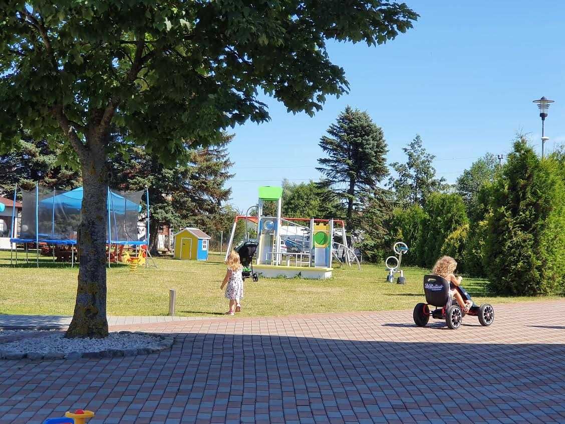 Wolne pokoje i domki w Sarbinowie, tylko 5 min. do plaży i promenady.