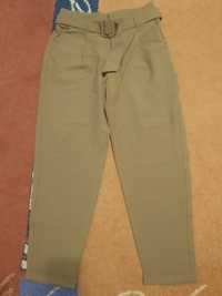 Spodnie chinos w kolorze Khaki