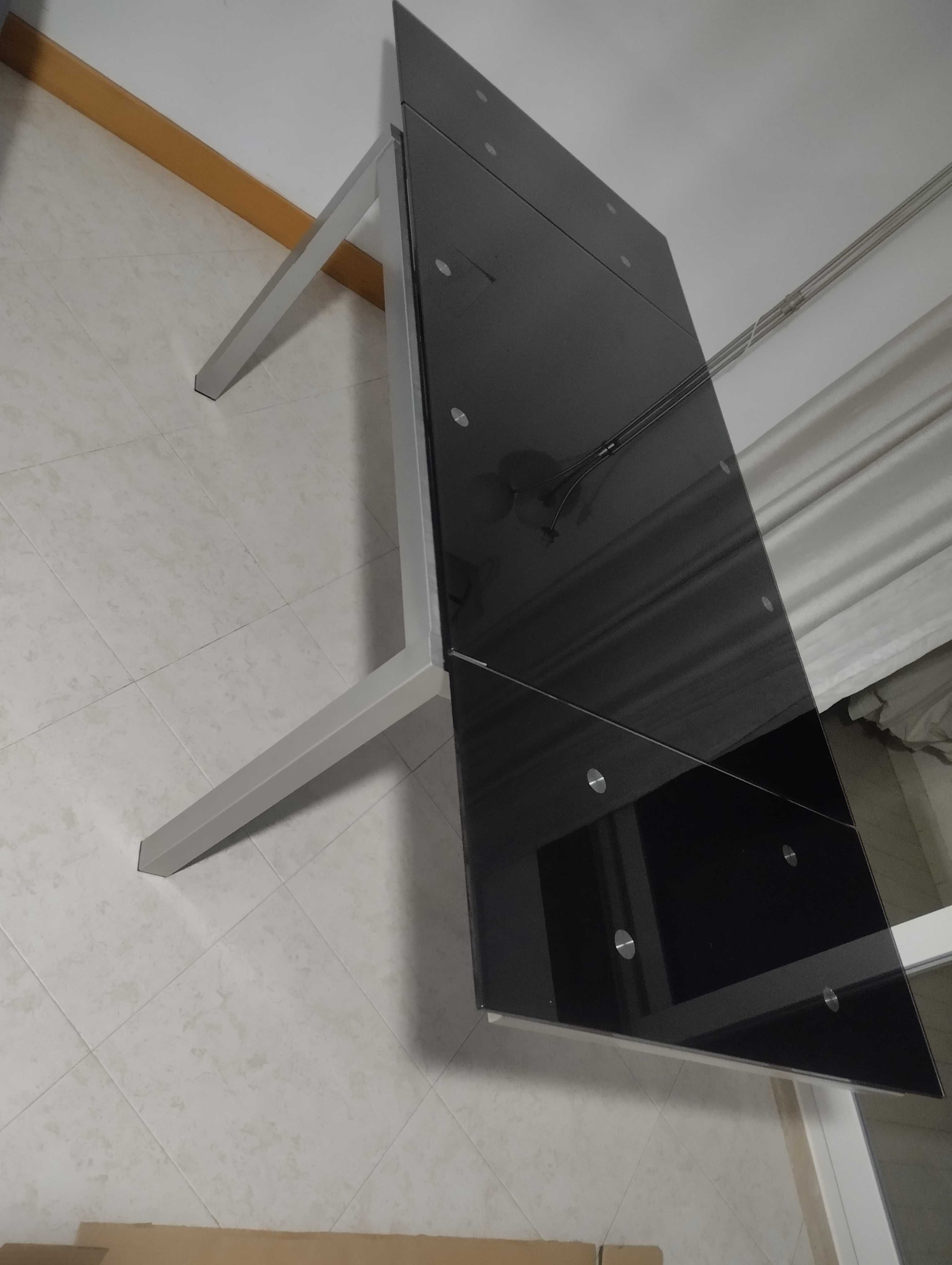 Mesa de jantar com tampo em vidro