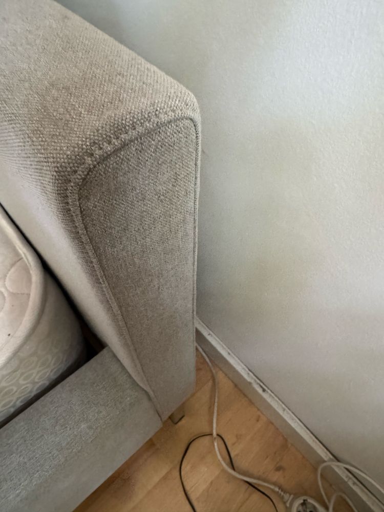 Cama da AREA estofada com tecido alinhado