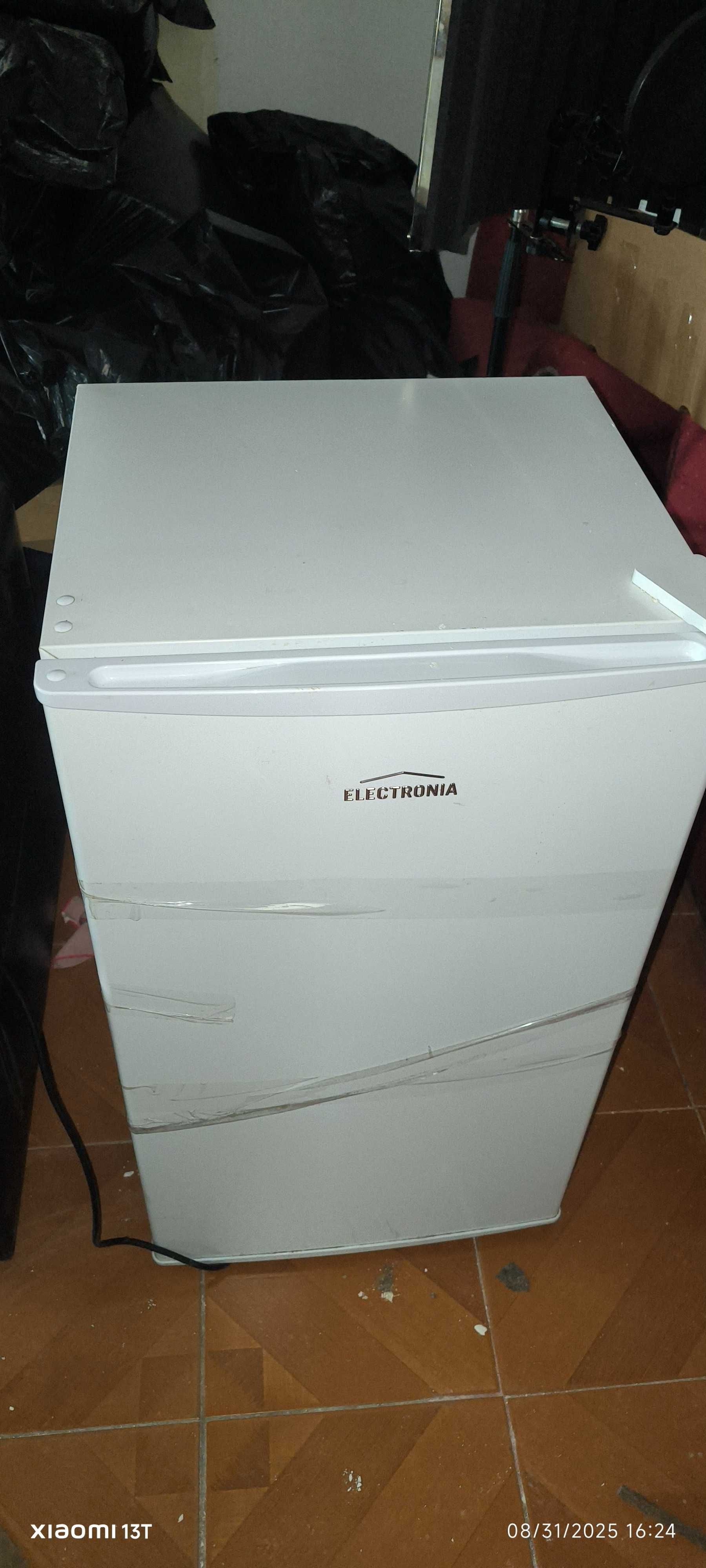 Frigobar usado so por mim, foi comprado novo.