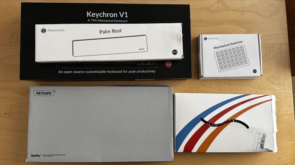 Keychron V1 Custom + Panthom red switches + Wooden Pad + 3 keySets