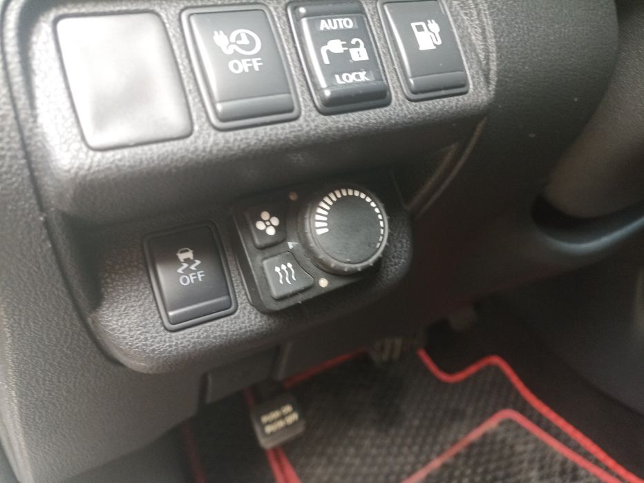 Продам Nissan leaf.