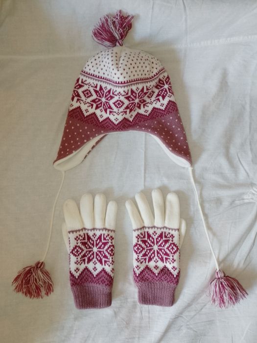 Продається комплект зимового жіночого одягу, шапка, печатки, шарф.