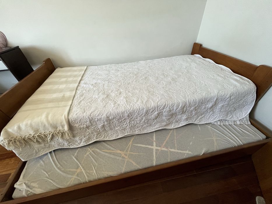 Cama solteiro com gavetão/segunda cama + mesa de cabeceira