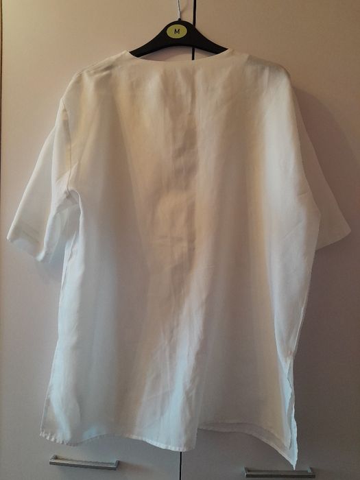 Elegancka biała koszula bluzka z krótkim rękawem z guzikami i haftem