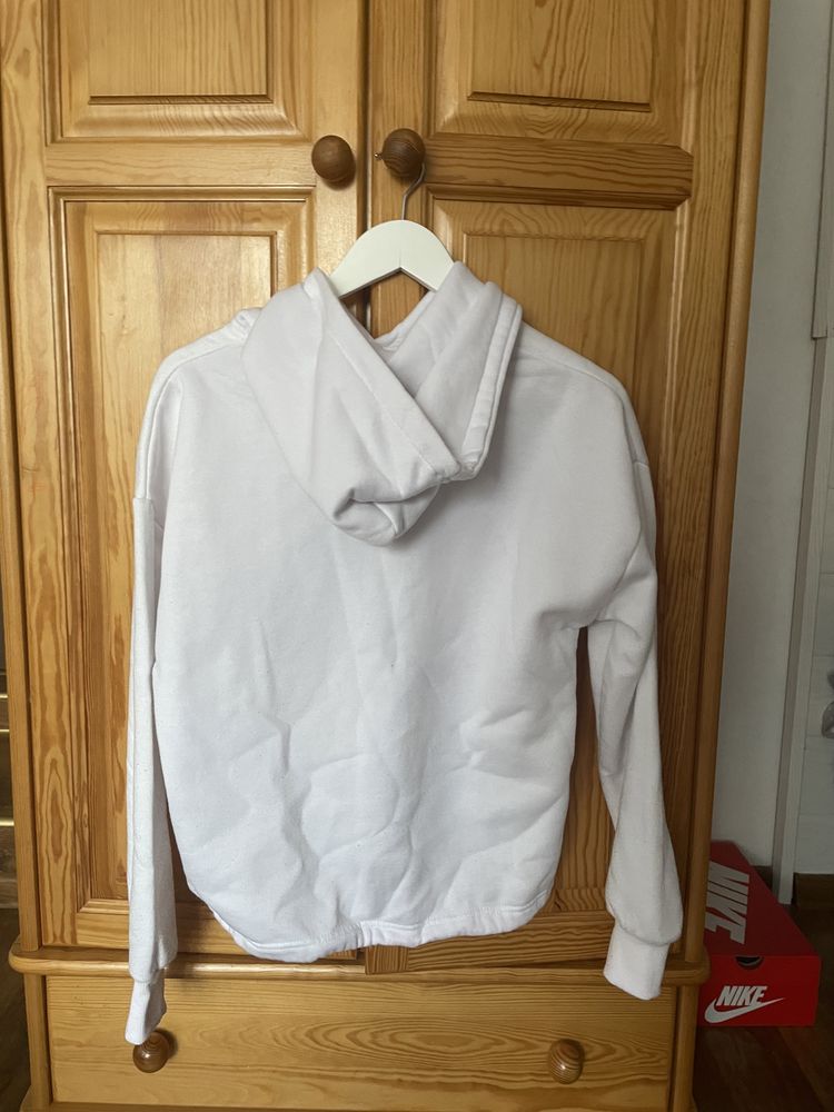 Biała bluza z napisem i kapturem
