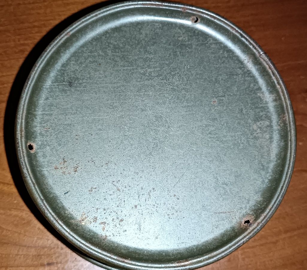 Caixa de lata lvintage redonda em relevo design vitoriano