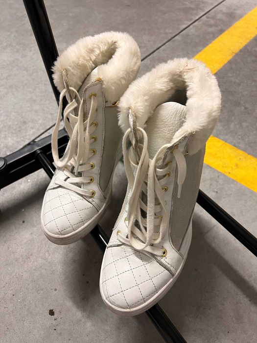 Botas Beje Guess com pelo e em bom estado tamanho 39/40