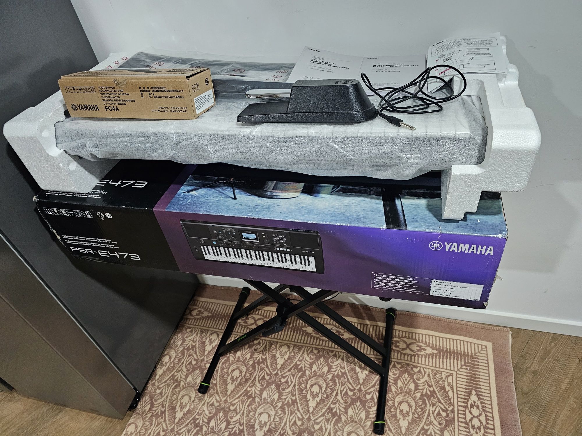 Teclado Yamaha PSR E473+pedal e suporte NOVO