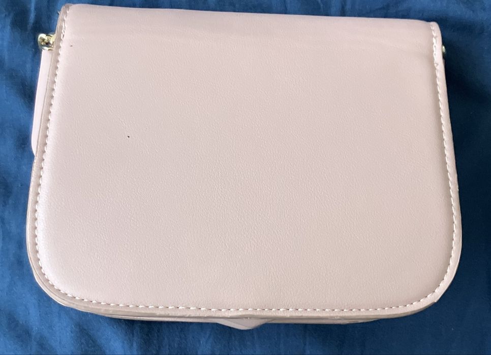 Elegancka, stylowa kopertówka w kolorze pudrowego różu z Mohito