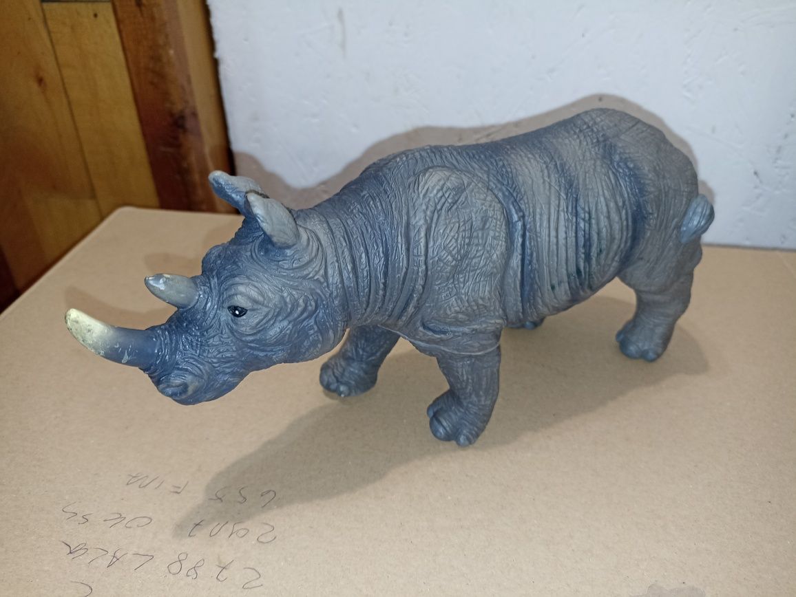 Duża zabawkowa wydająca dzięki figurka Nosorożca