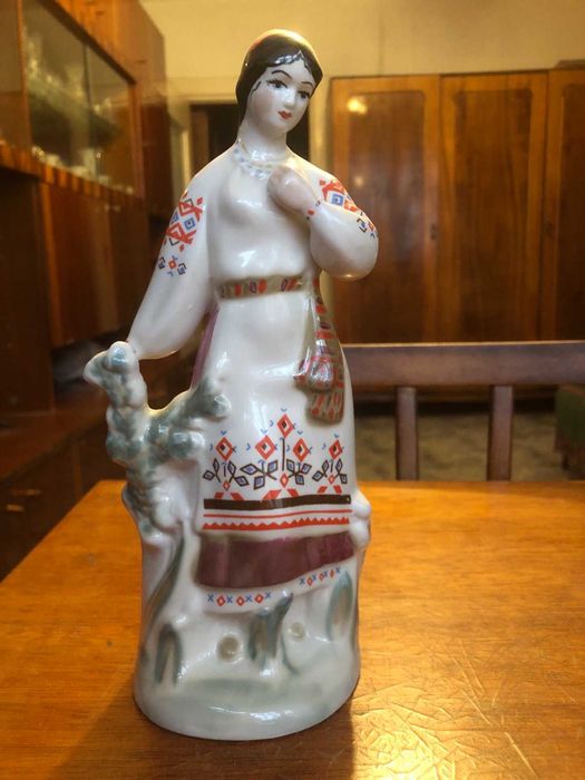 статуетки з порцеляни. Всі нові. Старовинні.