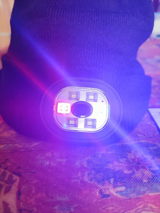 Czapka z dźwiękiem i światłem