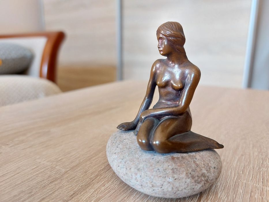 Figurka kobiety z brązu