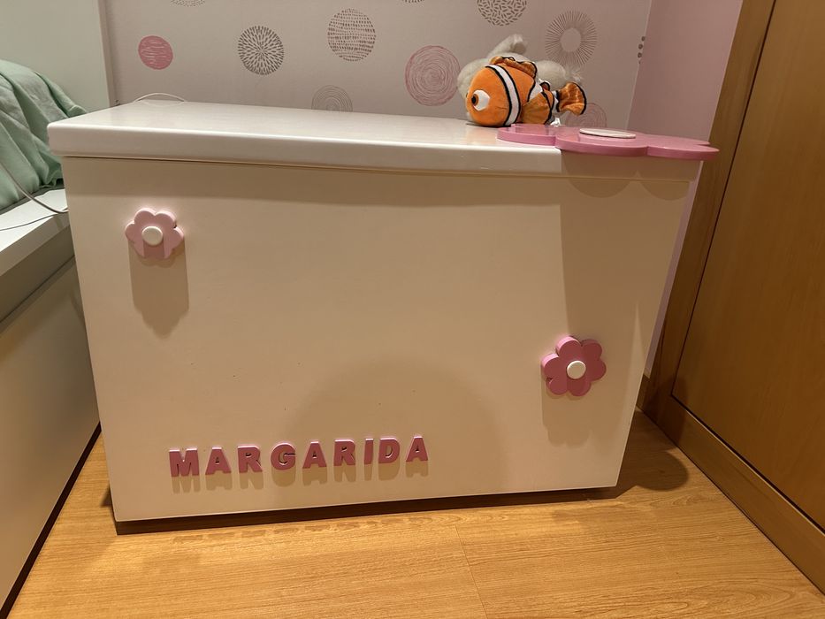 Cabide e baú - Margarida - madeira pinho