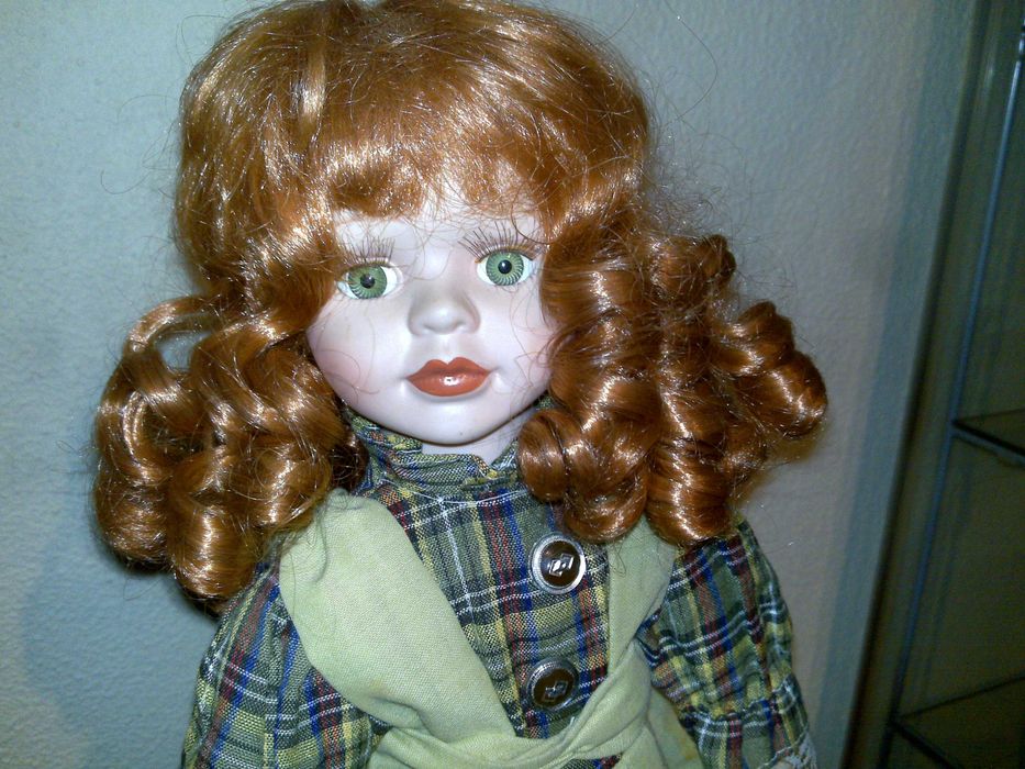 boneca de porcelana antiga (com vestido tradicional, cabelo ruivo)