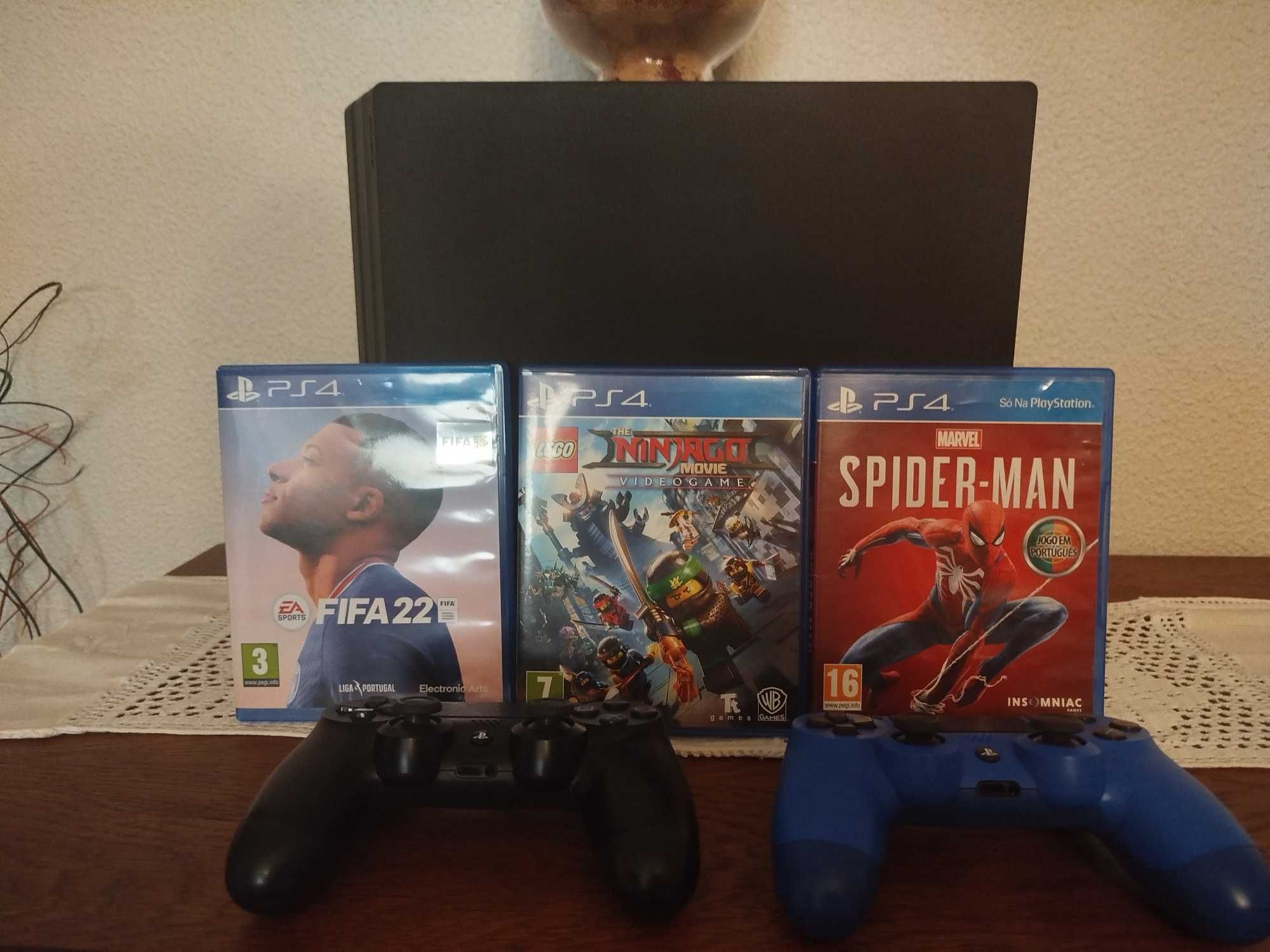 PS4 Pro 1TB + 2 Comandos (1 Azul) + 3 Jogos | Estado Impecável