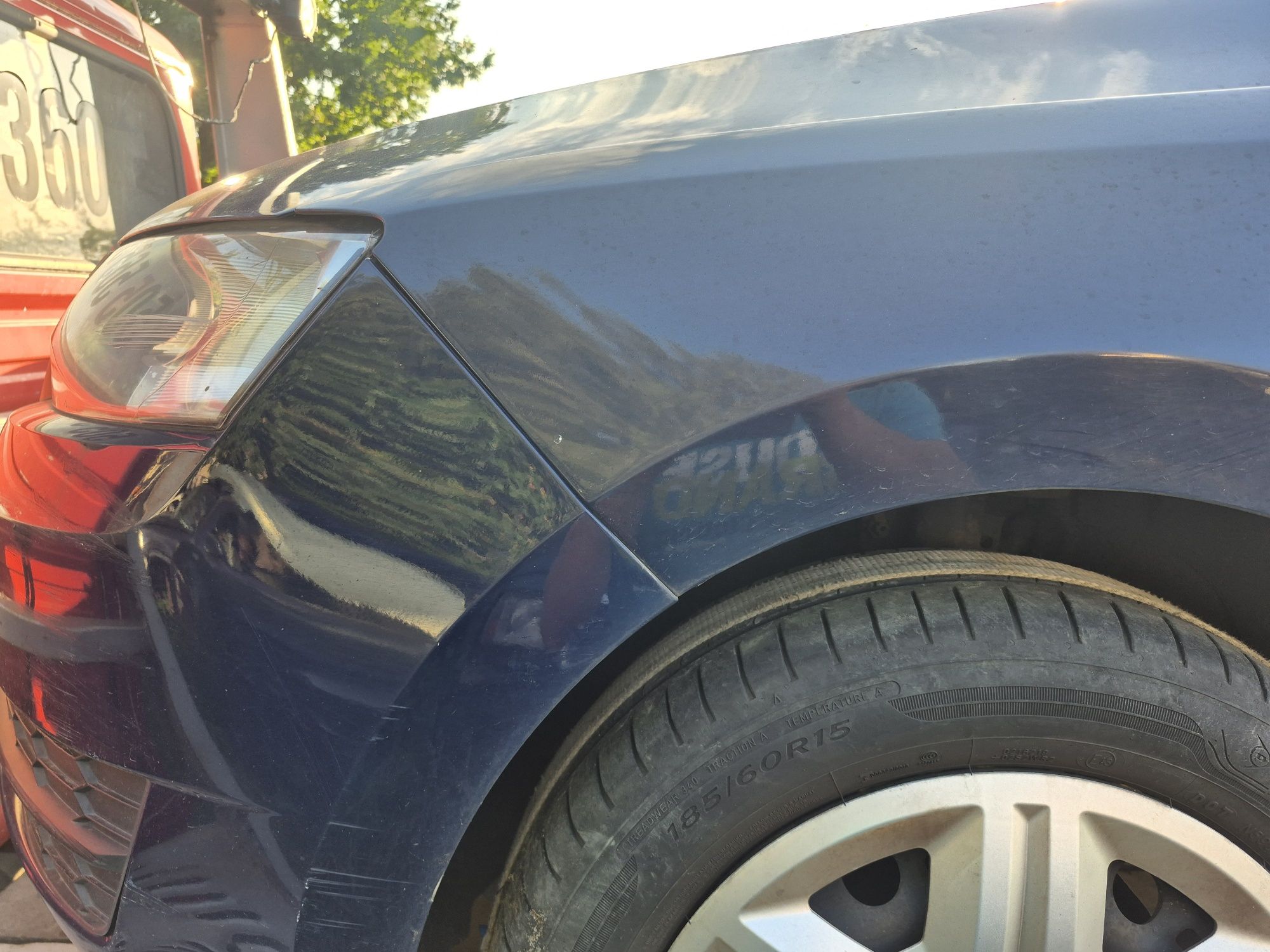 Błotnik lewy skoda rapid toledo iv kolor LF5A z kierunkiem.