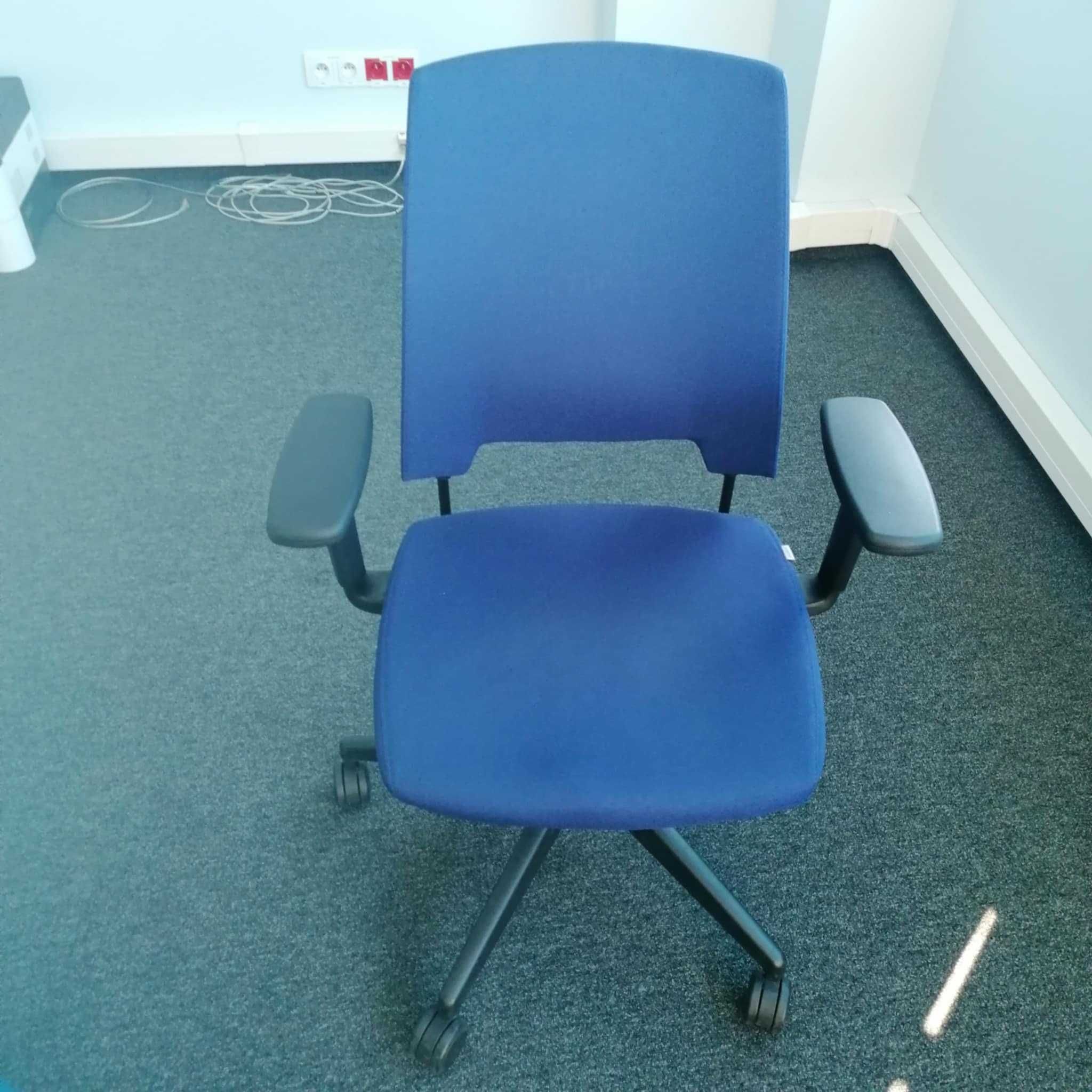 Biurka , krzesła, lodówka, kontener, koszyki, skanery - wyprzedaż