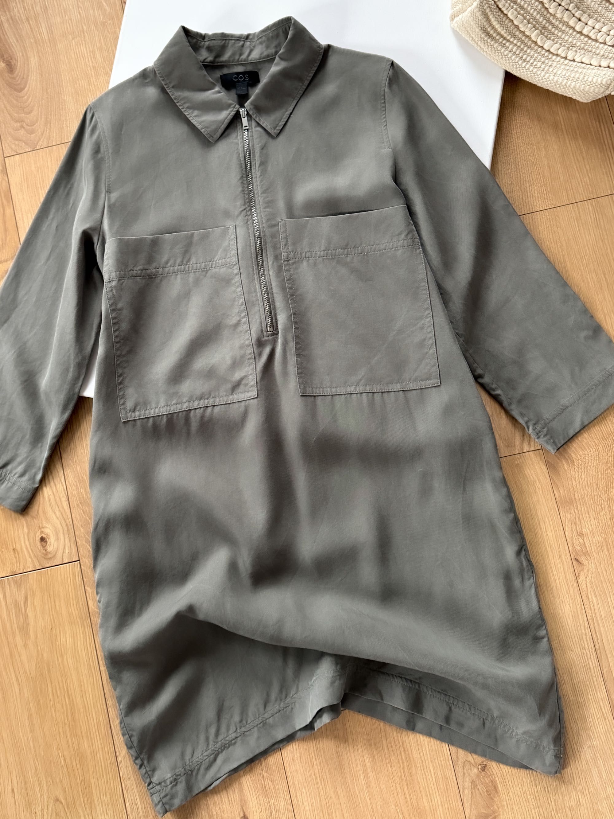 Oliwkowa sukienka COS 36 S z kieszeniami oversize zielona midi