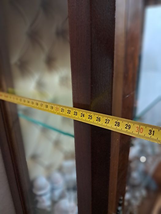 Vitrine  de madeira com estofo creme