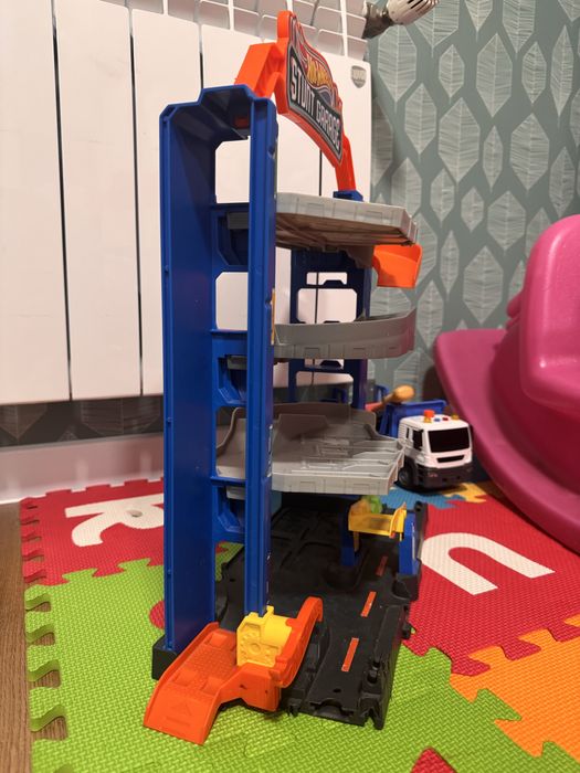 Hot wheels парковка гараж stunt garage та автовоз