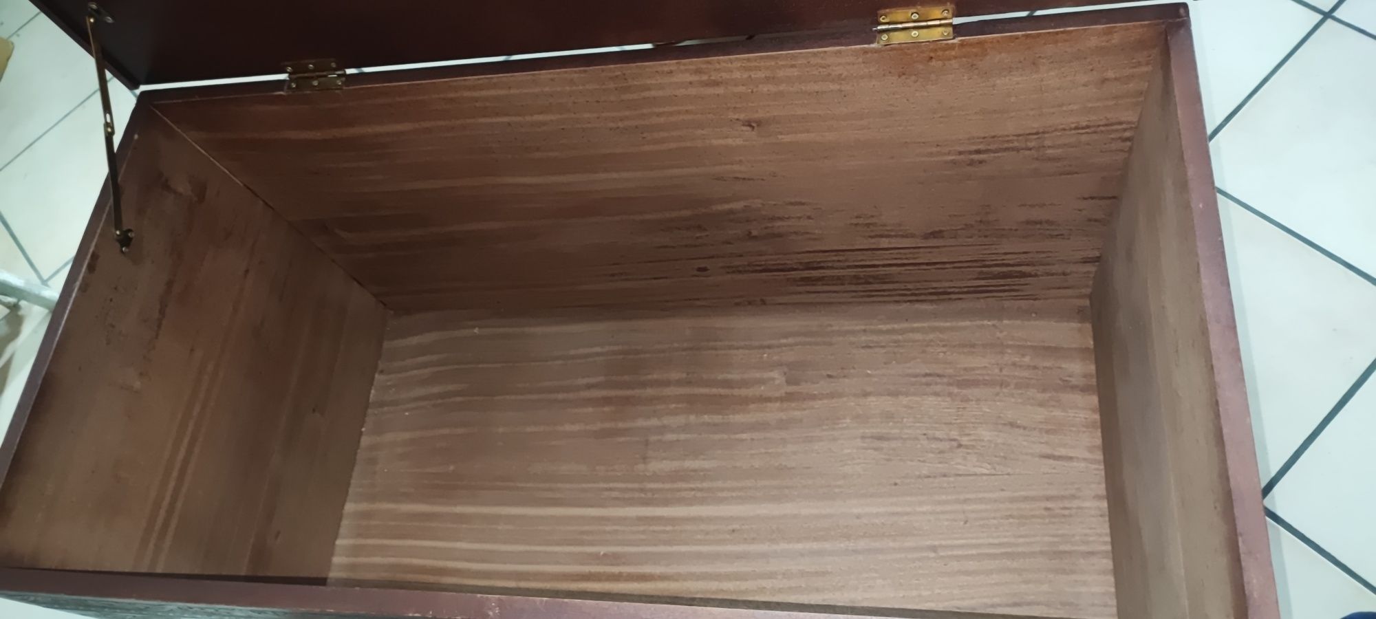 Arca de madeira com relevos