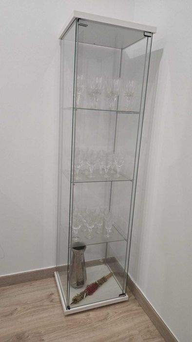 Vitrina IKEA branca com copos de cristais incluídos