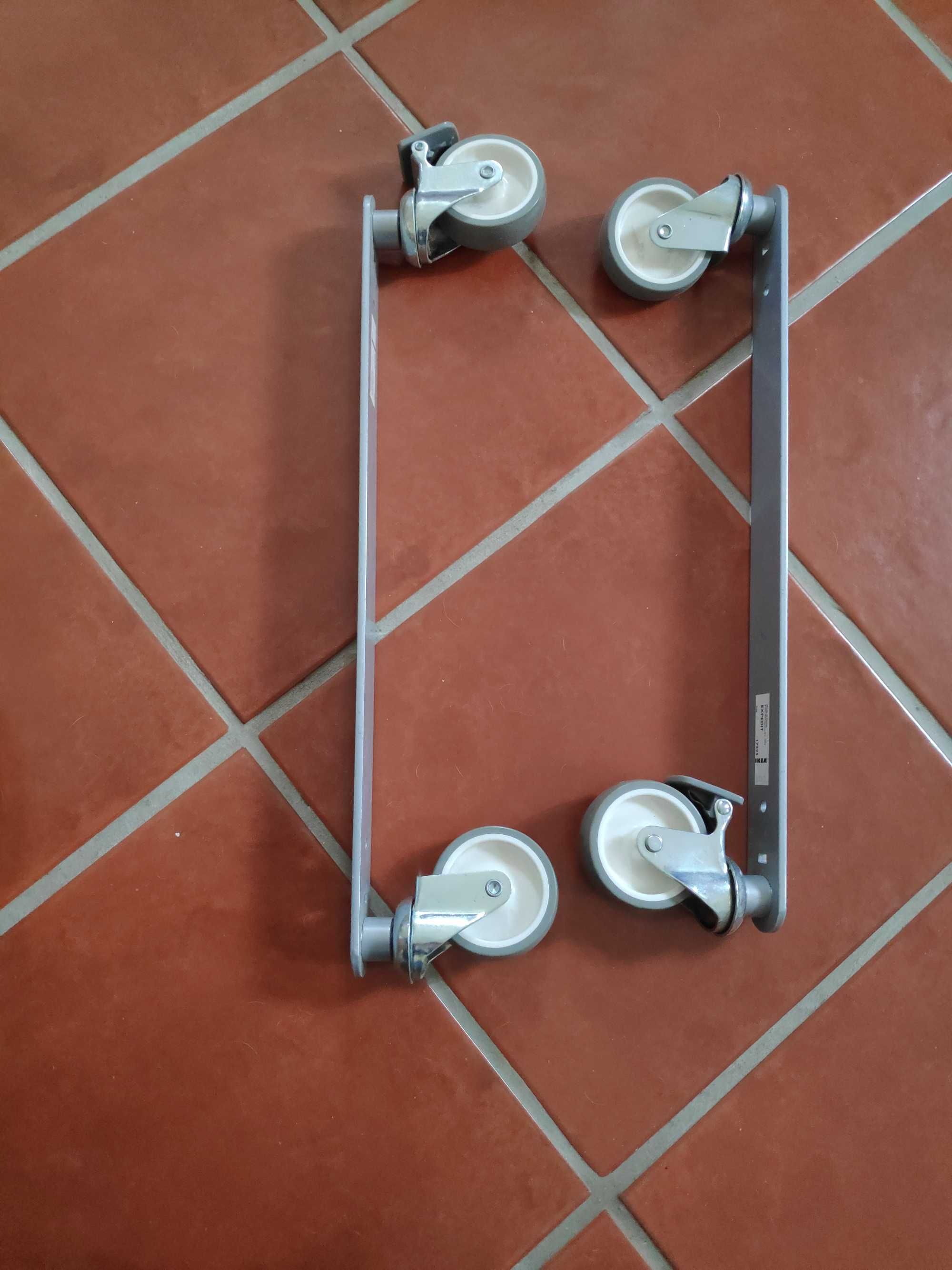 Suportes com rodas para estantes EXPEDIT ou KALLAX, como novos