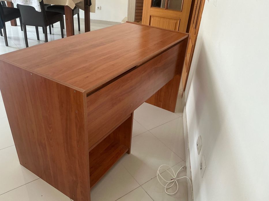 Secretária grande para computador com gaveta e prateleiras