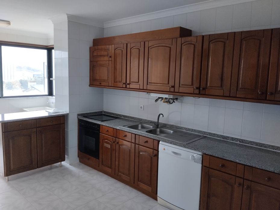 Vendo mobília de cozinha em madeira, preço 600€