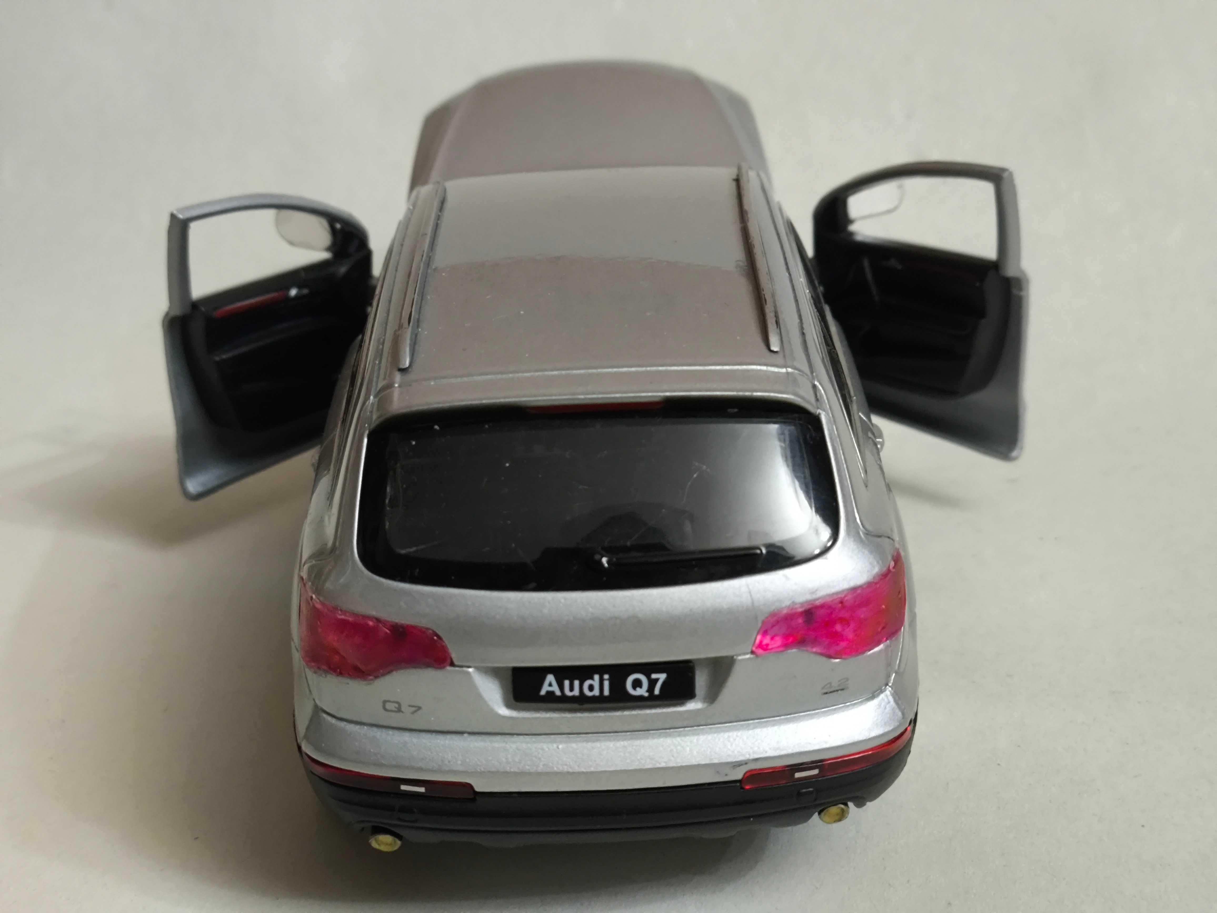 Машинка Audi Q7 Welly 1/24