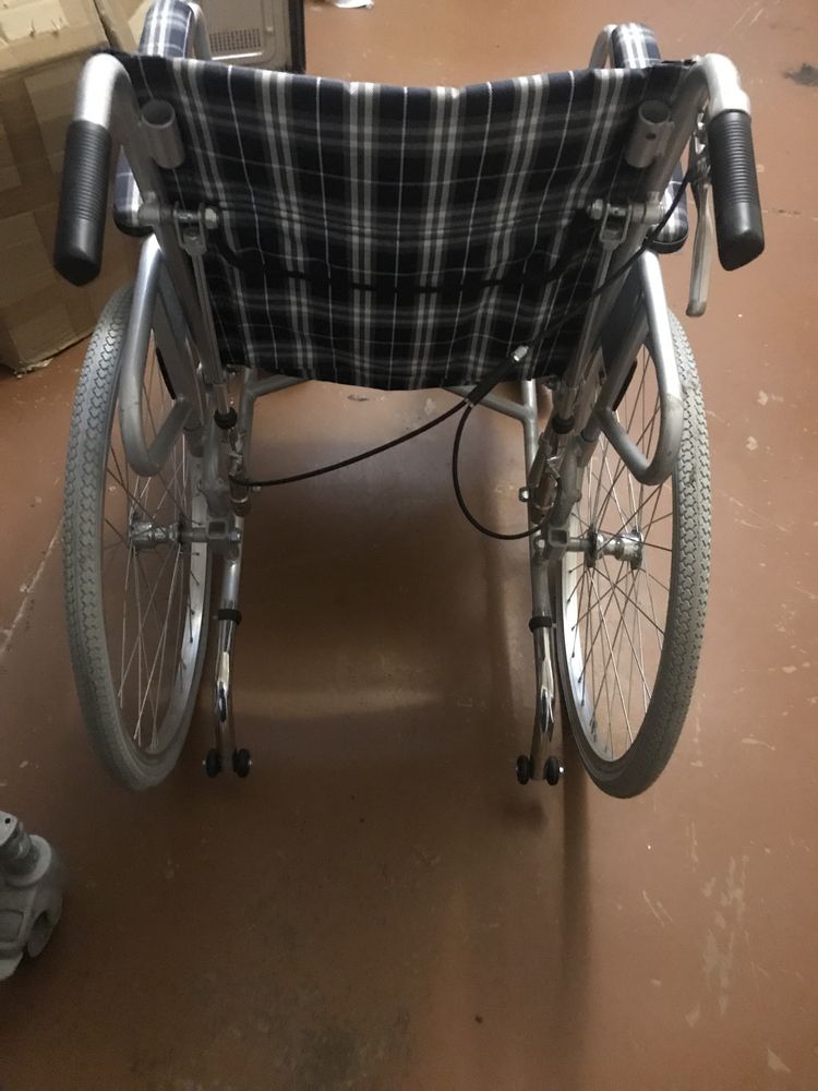 Продам срочно б/у инвалидную коляску