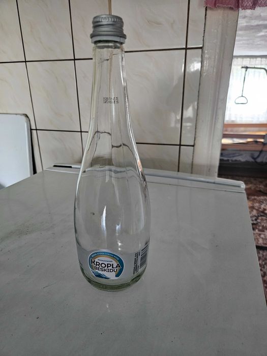 Butelki o pojemności 750 ml po wodzie z nakrętką tanio sprzedam