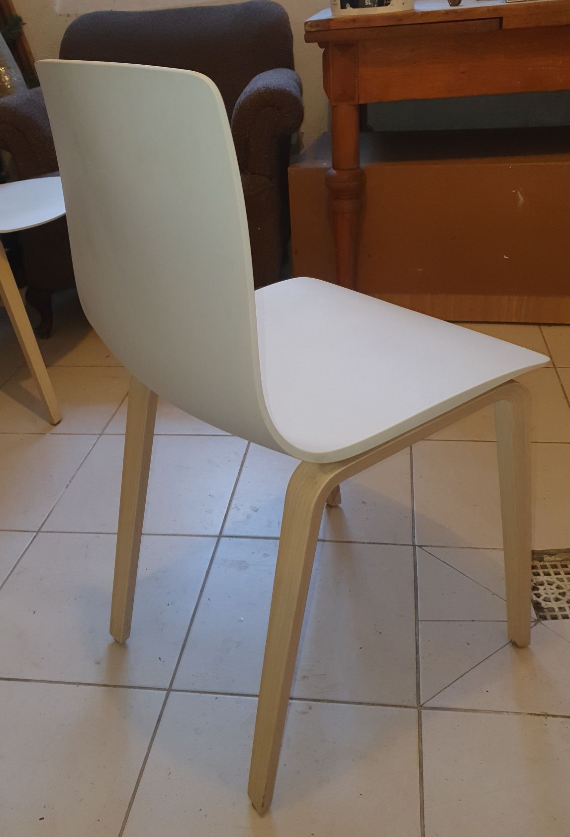 Designerskie krzesło polipropylenowe  Arper Aava z drewnianymi  nogam