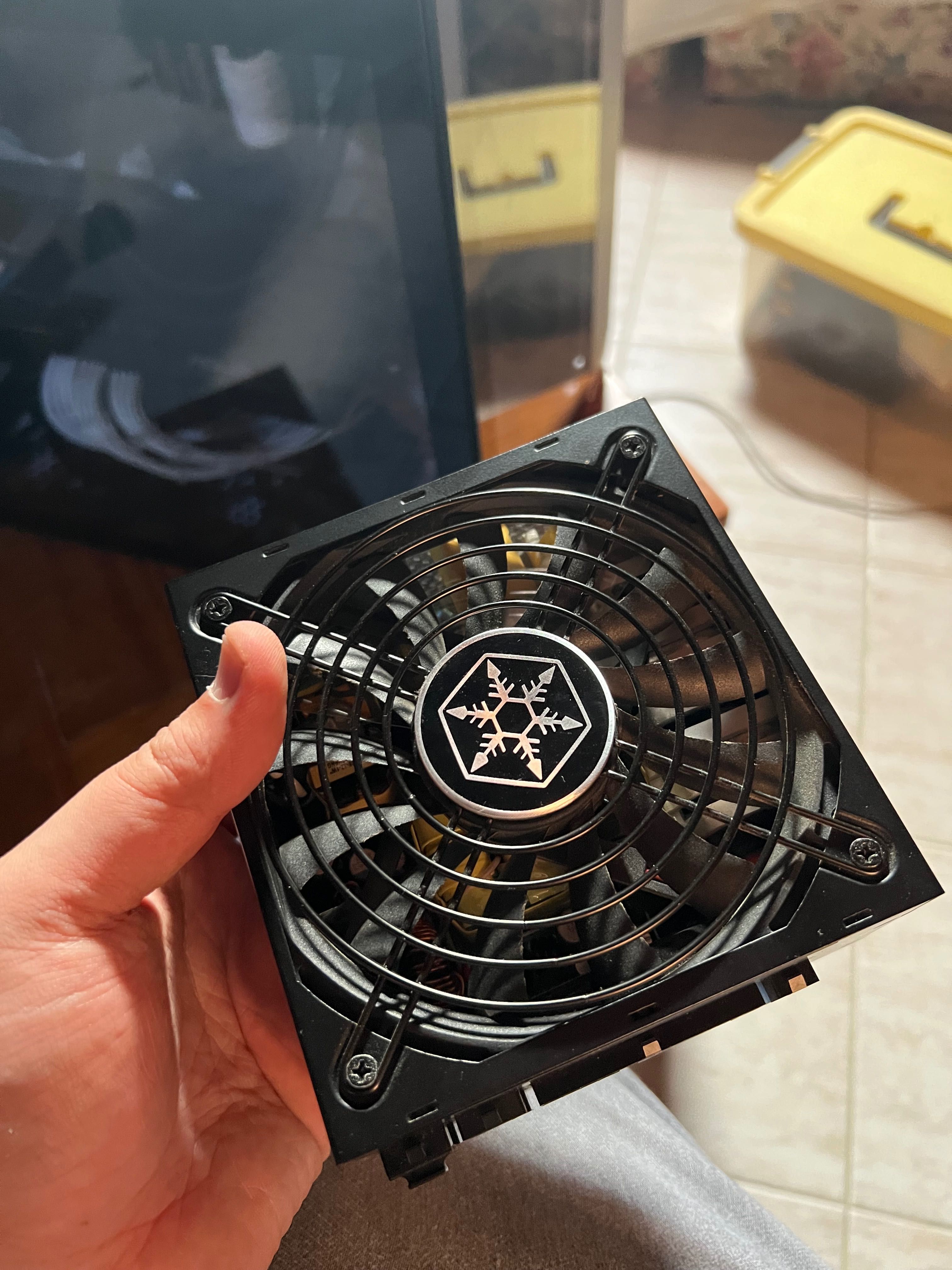 Caixa lian li dynamic mini branca e fonte 800w