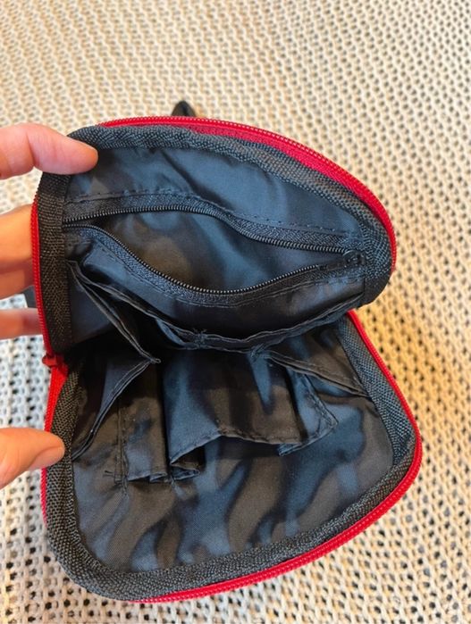 Saszetka podróżna z odpinaną smyczą, licznymi przegrodami